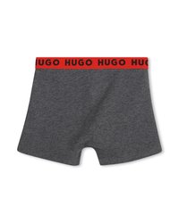 Σκούρα γκρι μποξεράκια με κόκκινη ζώνη μέσης που φέρει επαναλαμβανόμενο μαύρο λογότυπο "HUGO", απλωμένα επίπεδα σε λευκό φόντο.