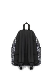 Mochila negra y estampada con correas acolchadas, un lazo para colgar y una superficie texturizada. Presenta un diseño abstracto en gris y blanco.