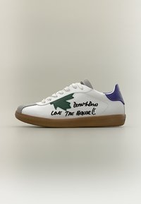 Baskets blanches avec semelle en gomme, motif feuille verte, texte manuscrit "DENIM & DAN LOVE THE BOXER (!", bout gris et languette violette au talon.
