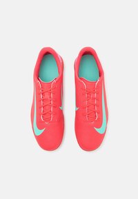 Punaiset urheilusandaalit, joissa on teksturoitu kuvio, turkoosit yksityiskohdat, litteät nauhat ja virtaviivainen muoto optimaalista istuvuutta varten.