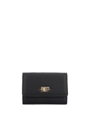 Portafoglio in pelle nera texturizzata con logo "YNOT?" in tonalità oro sulla patta frontale, design rettangolare e compatto.
