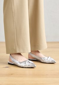 GRETA - Balerínky na šnúrky - silver coloured