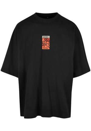 Sort bomulds t-shirt med korte ærmer, der har et rektangulært grafisk design i orange med blomsterdesign og teksten "PEACE NO WAR" i sort.