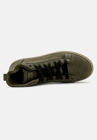 Zöld velúr magas szárú sneaker fekete fűzőkkel, gumitalppal és párnázott belső résszel. Fém fűzőlyukakkal és húzópánttal rendelkezik a saroknál.