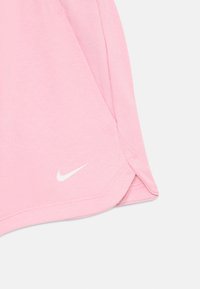 Shorts sportivi rosa realizzati in tessuto morbido, con logo Nike bianco, tasche laterali e orlo curvo per facilitare i movimenti.