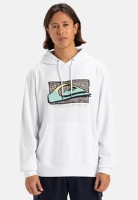 Sudadera blanca con capucha y bolsillo frontal. Presenta un diseño gráfico colorido con un logo de ola sobre un fondo texturizado.