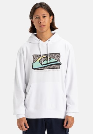 Sudadera blanca con capucha y bolsillo frontal. Presenta un diseño gráfico colorido con un logo de ola sobre un fondo texturizado.