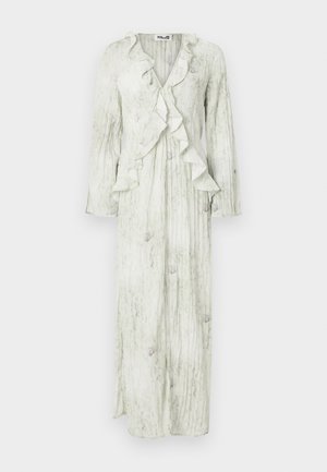 Rochie maxi verde deschis cu mâneci lungi, model floral subtil și volane căzătoare de-a lungul decolteului adânc în V și în față.