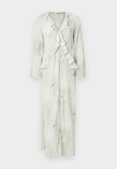 Φόρεμα μάξι ανοιχτού πράσινου χρώματος με μακριά μανίκια, διακριτικό λουλουδάτο σχέδιο και καταρράκτες από βολάν κατά μήκος του βαθιού V-λαιμού και στο εμπρός μέρος.