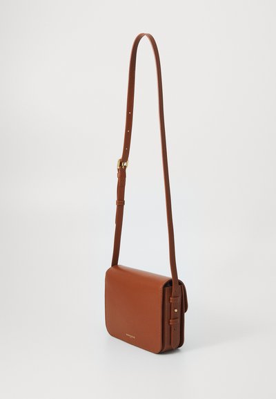 Borsa a tracolla in pelle marrone con una superficie liscia, forma rettangolare, cinturino regolabile e dettagli in hardware dorato.
