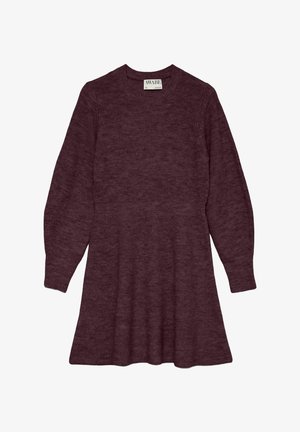 Pikad varrukad, tumepunases värvitoonis kudum dress, ümarate kaelustega ja laiendatud seelikuosaga, millel on krael silt "AWARE".