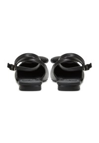 Sandalias de cuero negro con un tacón bajo tipo bloque, que presentan dos correas anchas sobre el pie y una correa para el tobillo ajustable con una hebilla de metal.