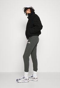 Ellesse HALLOULI PANT - Treningo apatinė dalis - dark grey marl