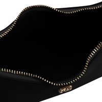 Zwarte leren clutch met een gladde textuur, gouden ritsdetails aan de bovenkant en een open interieur dat een donkere stofvoering onthult.