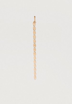 Bracelet fin en chaîne en or avec des maillons ovales entrelacés et un petit fermoir à boucle sur fond clair.