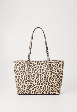 Tote bag met lange handvatten in beige en bruin luipaardprintpatroon, rechthoekige vorm, rechtopstaand op een effen achtergrond.