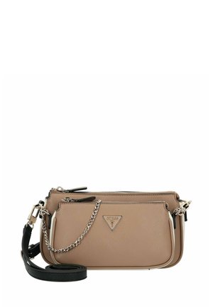 Braunes, strukturiertes Leder-Crossbody-Tasche mit vorderer Reißverschlusstasche, silbernem Kettendetail, schwarzem verstellbarem Riemen und metallischem Logoemblem.