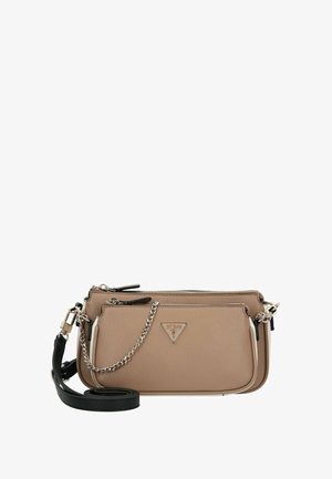 Braunes, strukturiertes Leder-Crossbody-Tasche mit vorderer Reißverschlusstasche, silbernem Kettendetail, schwarzem verstellbarem Riemen und metallischem Logoemblem.