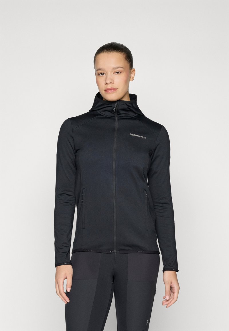 Juodas zip-up džemperis su kapu, pagamintas iš lygaus audinio. Yra dvi šoninės kišenės, prigludusi forma ir minimalus logotipo detalizavimas ant krūtinės.