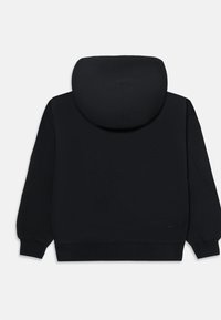 Μαύρο φούτερ με κουκούλα και μακριά μανίκια, ριμπ μανσέτες και διακριτό λογότυπο κοντά στο κάτω στρίφωμα σε λευκό φόντο.