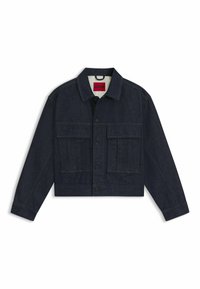 Mørkeblå denimjakke med krave, frontknaplukning, to store brystlommer og lange ærmer. Har kontrasterende syninger.