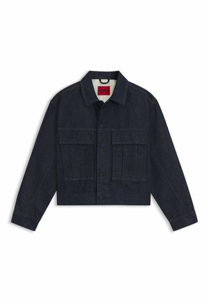 Giacca di jeans blu scuro con collo, chiusura frontale a bottoni, due grandi tasche sul petto e maniche lunghe. Presenta cuciture a contrasto.