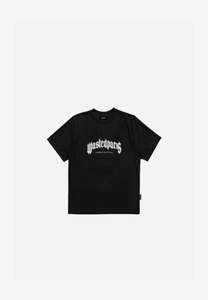 Melnā kokvilnas T-krekla ar izteiksmīgu baltu grafikas tekstu "Wastedpans" un "Always Faithful" stilizētā fontā. Īsās piedurknes, apaļais kakls.