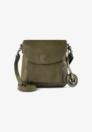 Groene leren crossbodytas met een omslagklep, een gestructureerde afwerking en een zilveren ankerbedel. Verstelbare band en contrasterende stiksel details.
