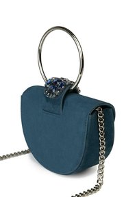 Borsa in finta suede color teal con forma semicircolare, tracolla in catena argentata e una grande chiusura gioiello con pietre blu sul fronte.