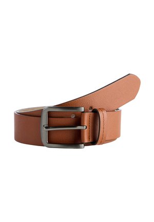 Ceinture en cuir marron enroulée avec une boucle en métal argenté et une seule passante, sur fond blanc.