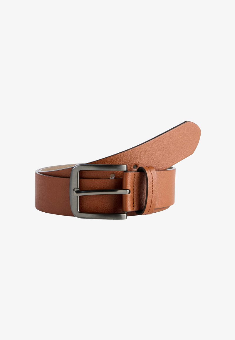 Ceinture en cuir marron enroulée avec une boucle en métal argenté et une seule passante, sur fond blanc.