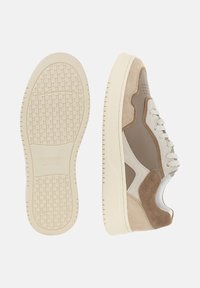 Tenisice v kombinaciji rjave in bež nubuk usnja ter usnja, s teksturiranim krem gumijastim podplatom in belimi vezalkami, športen dizajn in perforacije.