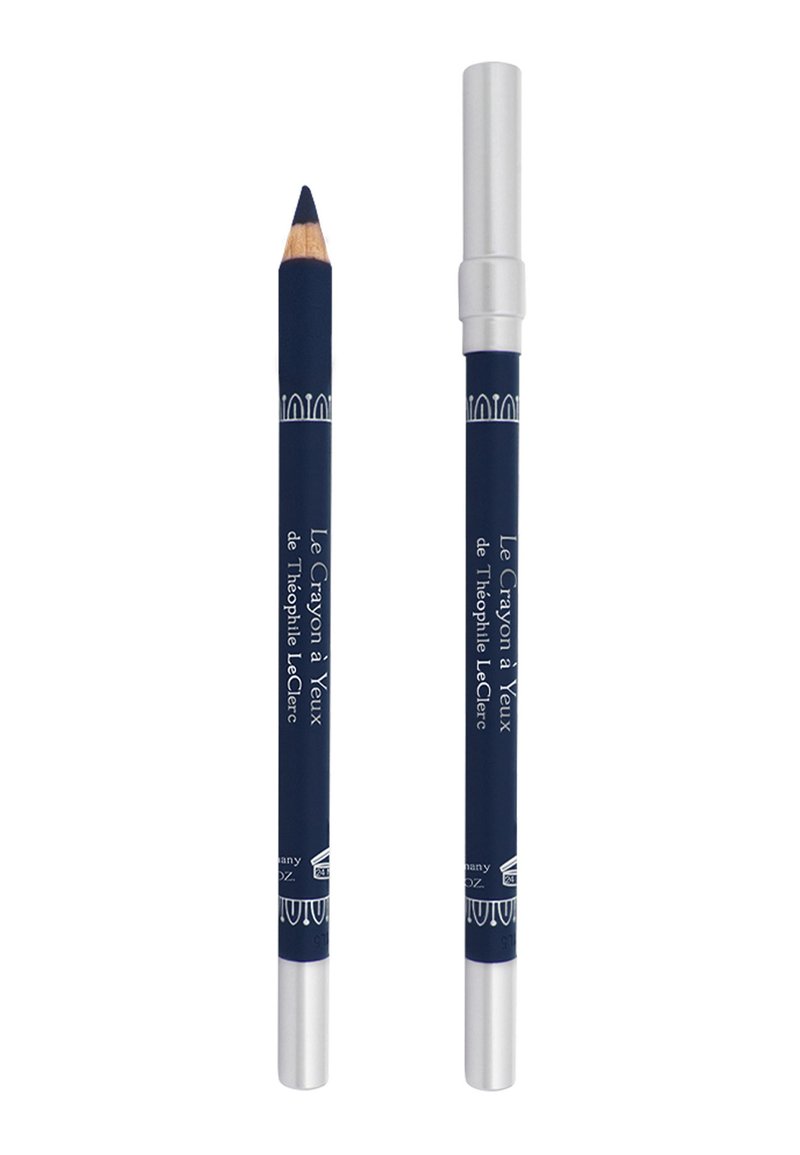 Matita occhi blu navy con punta affilata, racchiusa in un esterno con finitura opaca. Presenta un cappuccio di colore argento. Nome del marchio stampato in bianco.