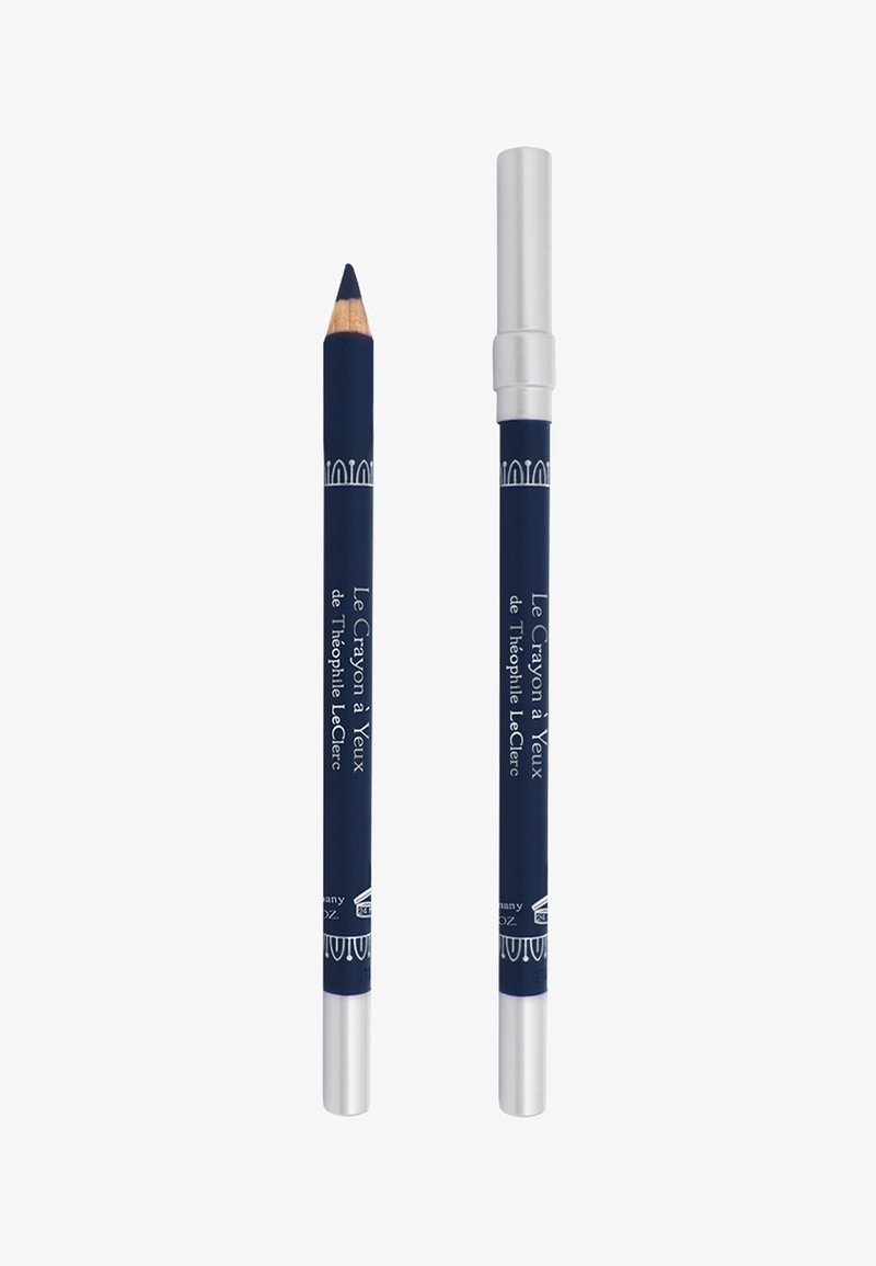 Matita occhi blu navy con punta affilata, racchiusa in un esterno con finitura opaca. Presenta un cappuccio di colore argento. Nome del marchio stampato in bianco.