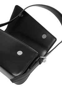 Borsa a tracolla in pelle nera con una finitura liscia, dotata di una chiusura a scatto in argento e di una tracolla singola regolabile. Interno non foderato e spazioso.