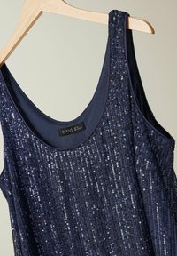 Navy tanktop met een paillettenontwerp op de voorkant, een gladde achterkant van stof en brede schouderbanden. Label zichtbaar aan de binnenkant.
