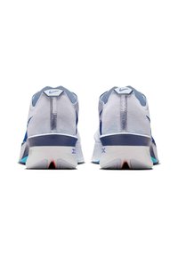 Løbesko i hvid og blå. Har en mesh-overdel, polstret sål og mønstrede detaljer. Bagfra set med Nike-logo detalje.