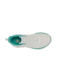 Chaussure de sport blanche avec tige en maille, accents turquoise, lacets et col rembourré. Présente un motif texturé sur la surface et une semelle intérieure rembourrée.