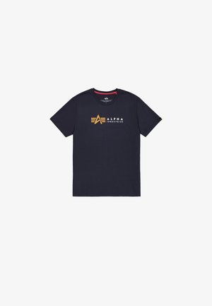 Camiseta de algodón azul marino con cuello redondo, mangas cortas y un diseño central del logo "ALPHA INDUSTRIES" en amarillo y blanco.