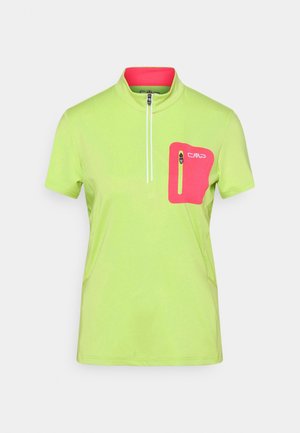 Camiseta deportiva de manga corta en verde lima con un bolsillo en el pecho con cremallera rosa y una cremallera corta blanca en la parte frontal.