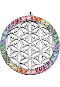 Rund vedhæng med et design i sølv-tone metal, der præsenterer et blomstermønster, omgivet af flerfarvede ædelstene: pink, blå, grøn og orange.
