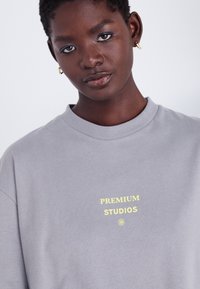 Jack & Jones PREMIUM JPRBLAHARVEY INFO TEE CREW NECK UNISEX - Trükipildiga T-särk - frost gray