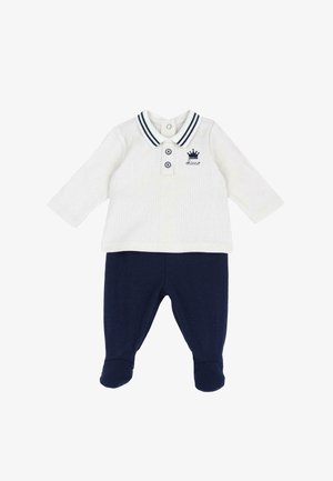 Bílá žebrovaná košile s dlouhým rukávem a límcem s námořnickými pruhy, doplněná o kalhoty s námořnickými ponožkami. Na košili je vyšité logo koruny.