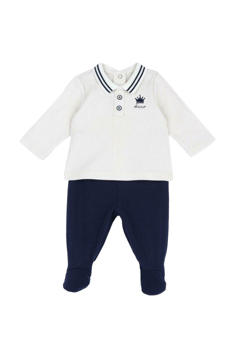 Chemise longue à manches blanches à côtes avec col rayé bleu marine et patte de boutonnage, associée à un pantalon bleu marine à pieds. Logo de couronne brodé sur la chemise.