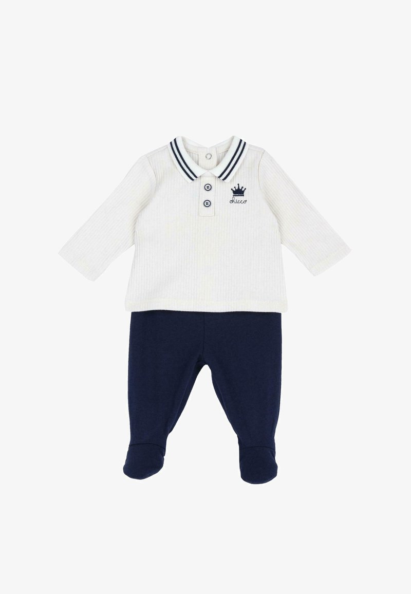 Chemise longue à manches blanches à côtes avec col rayé bleu marine et patte de boutonnage, associée à un pantalon bleu marine à pieds. Logo de couronne brodé sur la chemise.