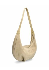 Beige suède schoudertas met een gebogen silhouet, een gladde textuur en een ritsluiting; heeft een enkele strap en een minimalistisch ontwerp.