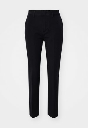 Mustad kohandatud püksid sileda kangatekstuuri, sirgete jalgade ja kaldega külgtaskutega. Lihtne vöökoht vöökummide jaoks, ei mingeid nähtavaid mustreid.