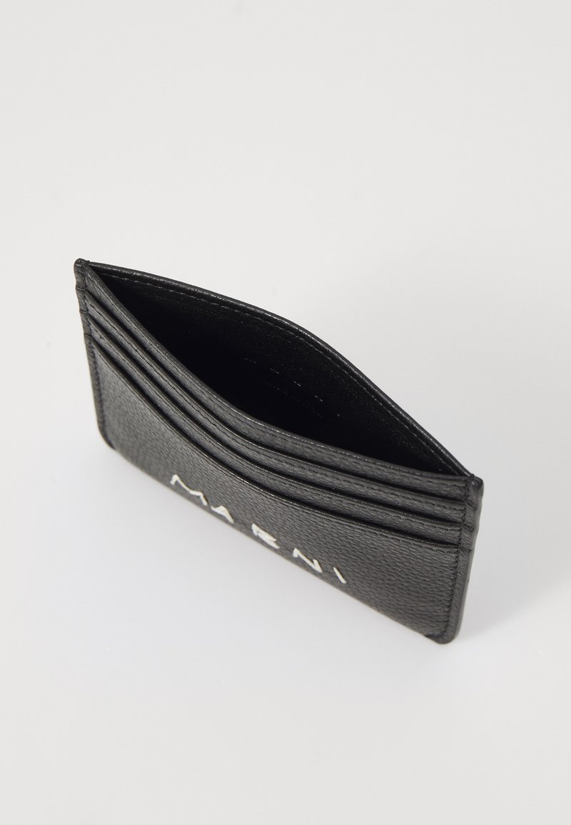 Portafoglio in pelle nera con più scomparti, caratterizzato da una superficie texturizzata e branding bianco. Forma rettangolare compatta, vista aperta.