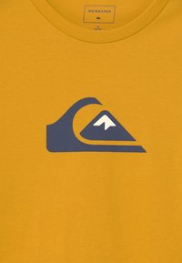 Quiksilver COMP LOGO TEE  - T-shirt estampada - nugget gold
