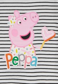 Schwarz-weißer gestreifter Stoff mit einem rosa Cartoon-Schwein, das einen herzförmigen Lutscher hält, und dem Namen "Peppa" in bunten Buchstaben darunter.